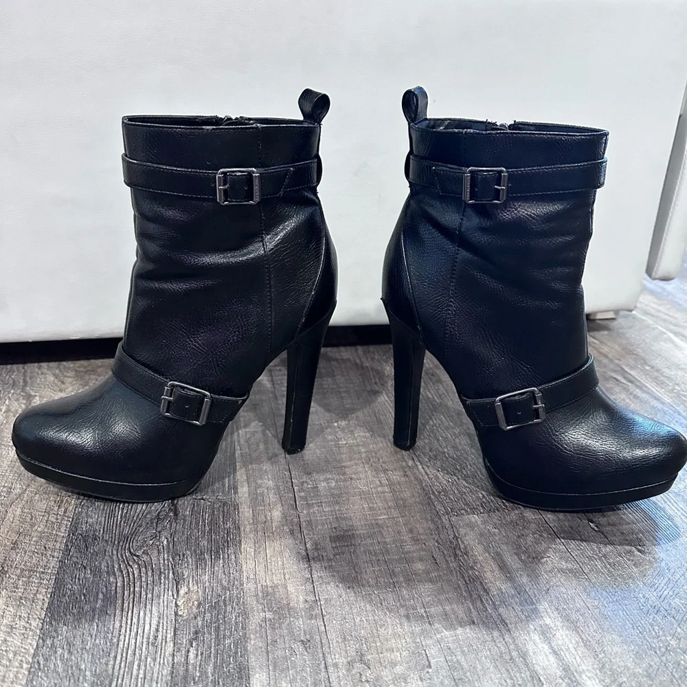 Vera Wang Black Heeled Boots - Picture 2 of 11